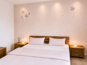 3 Schlafzimmer, Reisekinderbett, kostenloses WLAN, Bettwäsche