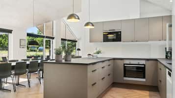 Kylskåp, diskmaskin och kaffe- och tebryggare