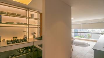 Apartment (1005) | Private kitchen | Fridge, microwave, toaster, blender