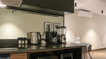 Apartamento (701) | Cocina privada | Frigorífico, microondas, tostadora y licuadora