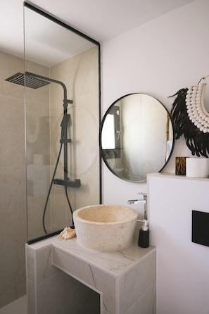 Regadera, secadora de cabello, toallas, shampoo