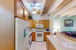 Een koelkast, een magnetron, een oven, een kookplaat