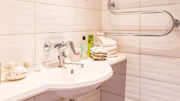 Douche, sĂšche-cheveux, serviettes fournies, savon