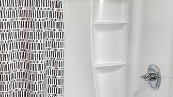 Douche, sĂšche-cheveux, serviettes fournies, savon