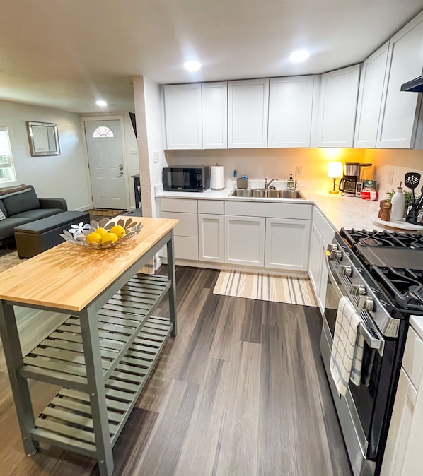 Fridge, microwave, oven, stovetop - Private Dallas/Bishop Arts Retreat (Dallas)