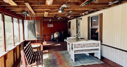 The Nest. A cozy lake house within walking distance of Lake Wappapello.