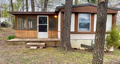 The Nest. A cozy lake house within walking distance of Lake Wappapello.