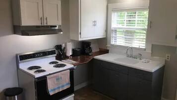 Batterie de cuisine, vaisselle et ustensiles, tables Ă manger