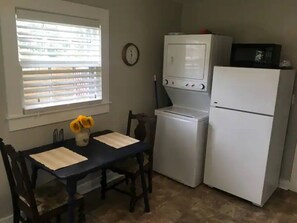 Cookware/dishes/utensils, dining tables