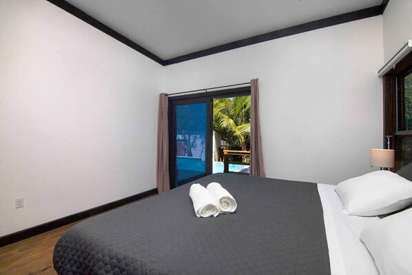 Une chambre avec un lit, une fenêtre et une vue sur une piscine.