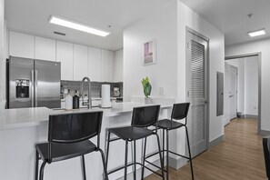 Fridge, microwave, oven, stovetop - Beautiful Blue | Spacious, Free Parking, View, Gym (Charlotte)