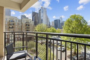 Property grounds - Beautiful Blue | Spacious, Free Parking, View, Gym (Charlotte)