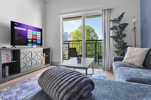 TV, computer monitors - Beautiful Blue | Spacious, Free Parking, View, Gym (Charlotte)