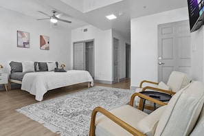 3 bedrooms, desk, iron/ironing board, WiFi - Beautiful Blue | Spacious, Free Parking, View, Gym (Charlotte)