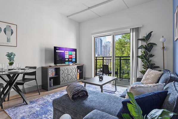 TV, computer monitors - Beautiful Blue | Spacious, Free Parking, View, Gym (Charlotte)