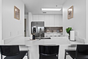 Geladeira, micro-ondas, fogão, cooktop