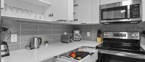 Réfrigérateur, four à micro-ondes, un four, surface de cuisson