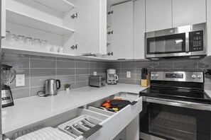 Réfrigérateur, micro-ondes, four, plaque de cuisson