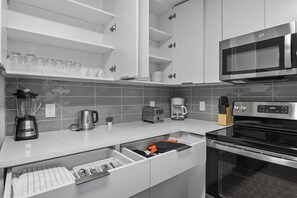 Een koelkast, een microgolfoven, een oven, een kookplaat