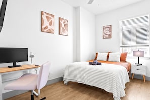 4 bedrooms, desk, iron/ironing board, WiFi - Midnight Marvel | Amazing City Views, Free Parking (Charlotte)