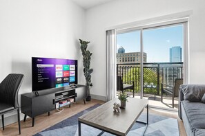 TV, computer monitors - Midnight Marvel | Amazing City Views, Free Parking (Charlotte)