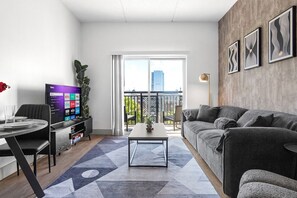 TV, computer monitors - Midnight Marvel | Amazing City Views, Free Parking (Charlotte)