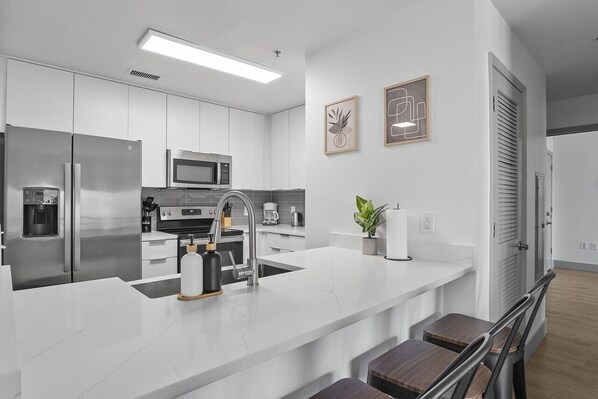 Fridge, microwave, oven, stovetop - Cozy Urban Getaway | Free Parking, Gym, Stadium (Charlotte)