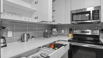 Refrigerador, microondas, horno y parrilla de estufa