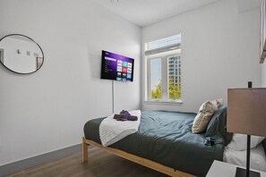 4 slaapkamers, een bureau, een strijkplank/strijkijzer, wifi