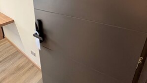 A door with a number plate '202' indicating a room number. - Aerosuites (Bogotá)