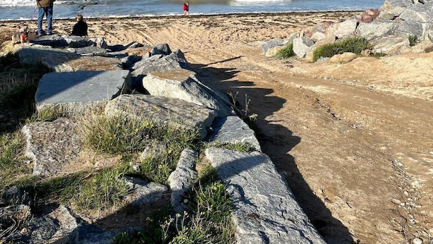 A rocky beach with a clear blue sky. - Appartement L'escalade Marine (Ouistreham)