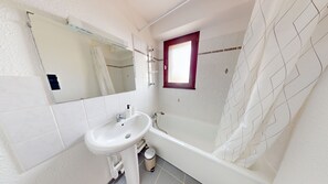 Serviettes fournies, papier toilette