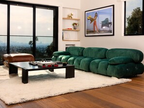 Smart-TV, Kamin, Bücher, Stereoanlage