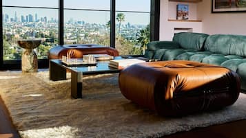 Una Smart TV, una chimenea, libros, un reproductor estéreo