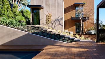 Una piscina al aire libre, una piscina climatizada