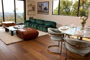 Smart-TV, Kamin, Bücher, Stereoanlage