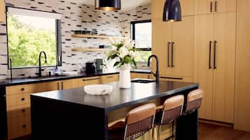 Frigorífico, microondas, horno y placa de cocina