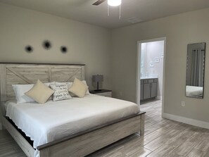 3 bedrooms, desk, iron/ironing board, free WiFi - Coastal Pine Retreat, 14 min to the beach (Palm Coast)