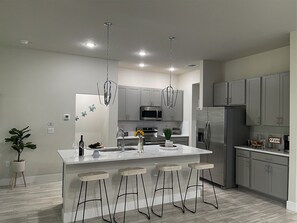 Fridge, microwave, oven, stovetop - Coastal Pine Retreat, 14 min to the beach (Palm Coast)