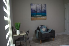 Smart TV, fireplace, stereo - Coastal Pine Retreat, 14 min to the beach (Palm Coast)