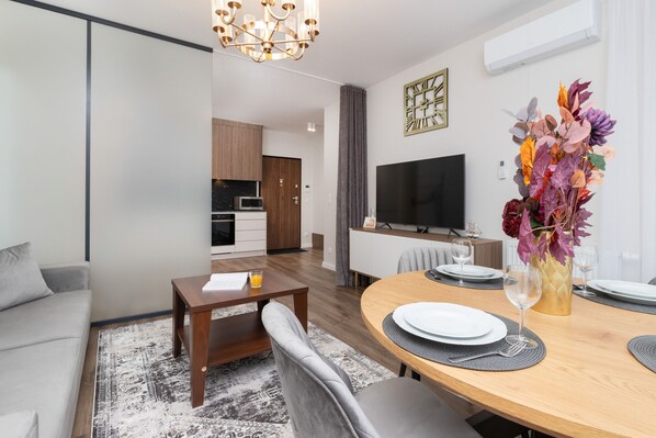 24-inch flat-screen TV with satellite channels, streaming services - Elegant Apartment Gdańsk by Renters (Gdansk)