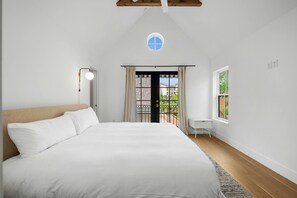 2 bedrooms, desk, iron/ironing board, free WiFi - Storybrooke Tudor + Pool - Emerald! (Austin)