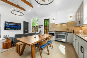 Fridge, microwave, oven, stovetop - Storybrooke Tudor + Pool - Emerald! (Austin)