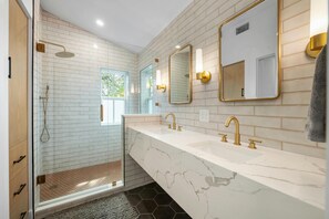 Shower, hair dryer, towels, soap - Storybrooke Tudor + Pool - Emerald! (Austin)