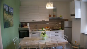 Kylskåp, ugn, spishäll och diskmaskin