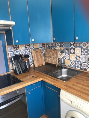 Cookware/dishes/utensils - Appartement Avec Parking à 15 Minutes à Pieds du Métro Mairie des Lilas (Romainville)