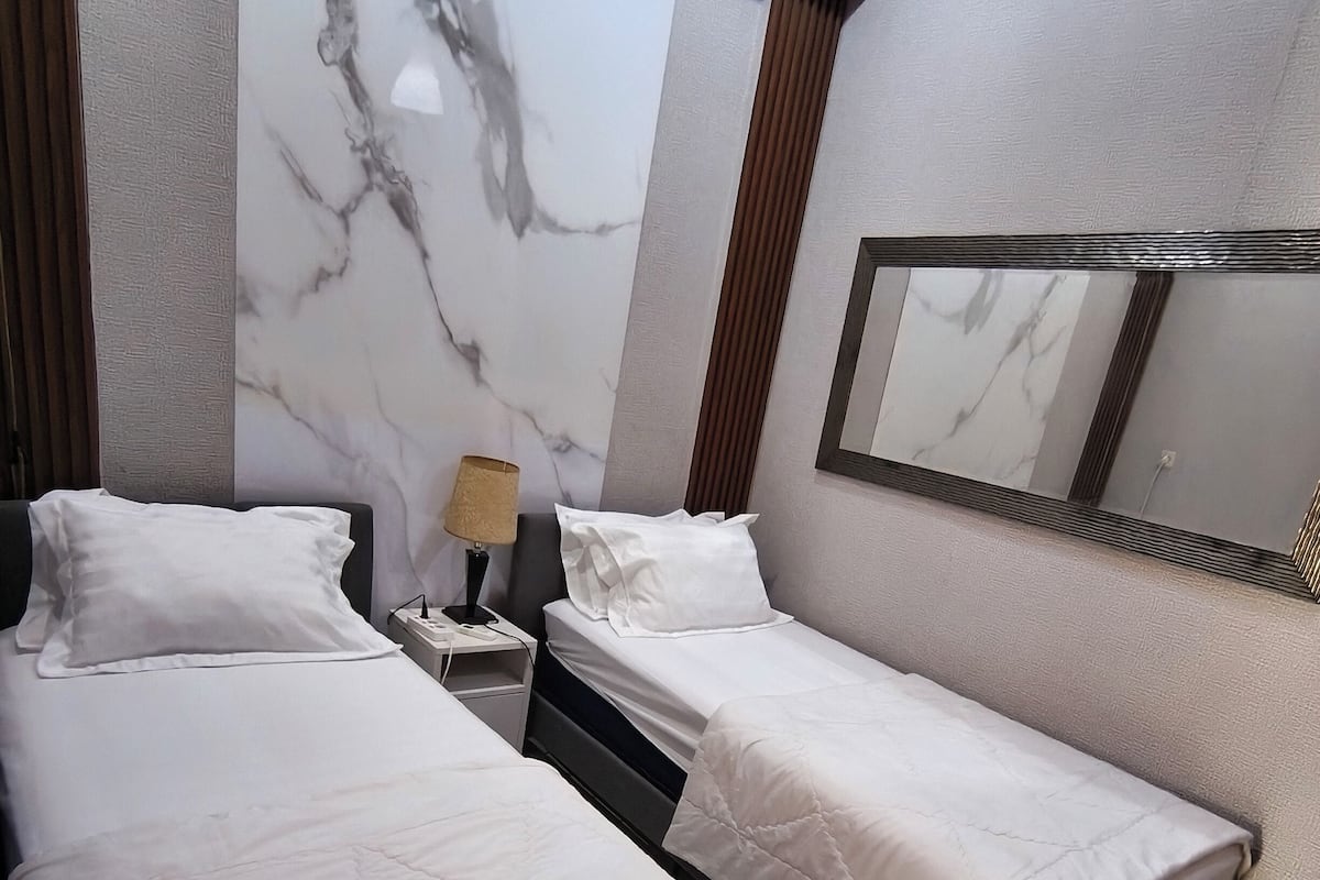 Kahden hengen economy-huone (kaksi sänkyä) | Ylelliset vuodevaatteet, ilmainen Wi-Fi