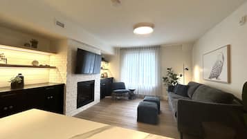 Deluxe Studio, Courtyard View | Premium bedding, memory-foam beds, in-room safe, laptop workspace