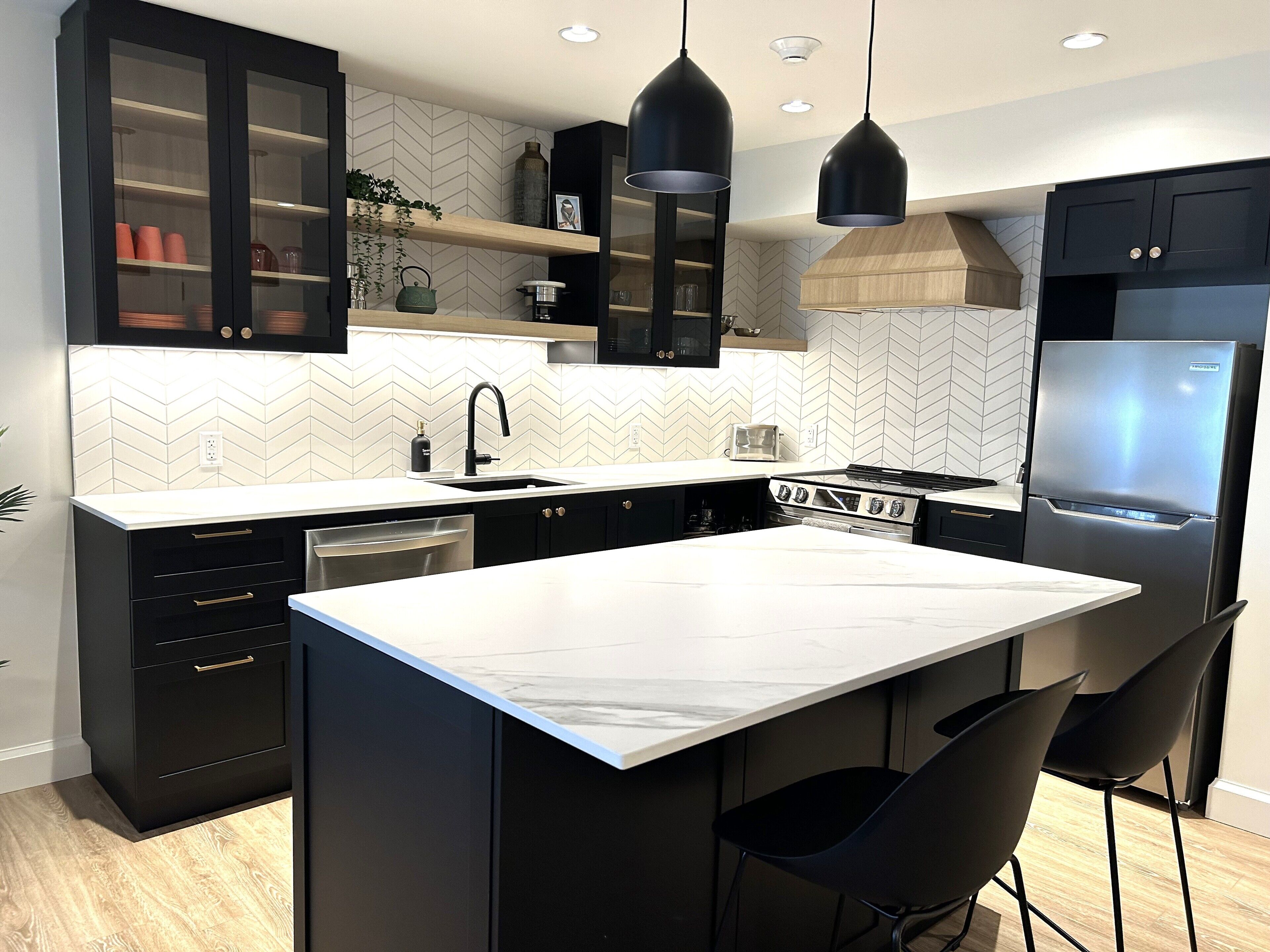 Suite Supérieure, vue ville | Cuisine privée | Réfrigérateur, micro-ondes, four, plaque de cuisson