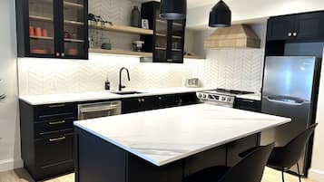 Suite Supérieure, vue ville | Cuisine privée | Réfrigérateur, micro-ondes, four, plaque de cuisson